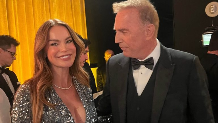 Ebru Şallı dünya yıldızlarıyla fotoğraf çektirdi