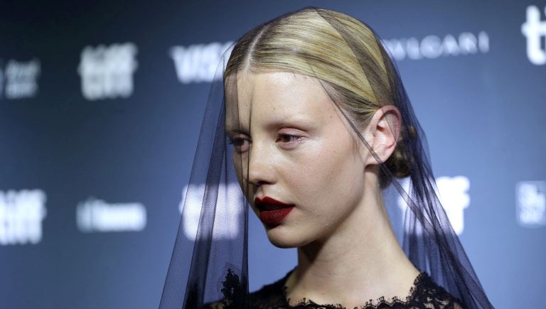 Figüranın kafasına tekme attı! İngiliz oyuncu Mia Goth’a suçlama