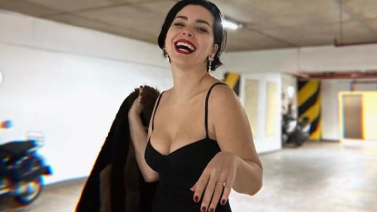 Merve Boluğur cesur elbisesiyle sosyal medyayı salladı! Kırmızı rujunu sürdü… Merve Boluğur cesur elbisesiyle sosyal medyayı salladı! Kırmızı rujunu sürdü…