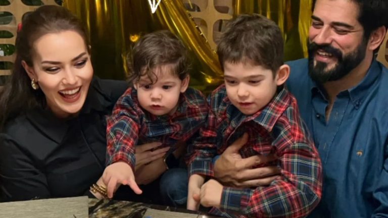 Oğlu Kerem’in yüzünü ilk kez gösteren Fahriye Evcen’den yeni paylaşımlar! Pasta üflediler Oğlu Kerem’in yüzünü ilk kez gösteren Fahriye Evcen’den yeni paylaşımlar! Pasta üflediler