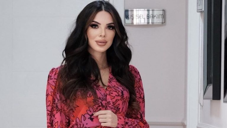 Şarkıcı Esra Akman’ın kardeşi Özlem Akman 10. kattan düşerek hayatını kaybetti Şarkıcı Esra Akman’ın kardeşi Özlem Akman 10. kattan düşerek hayatını kaybetti