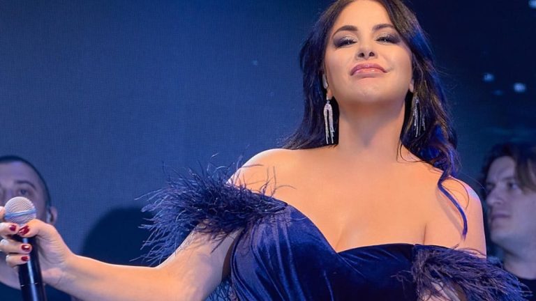 Şarkıcı Zara, verdiği kilolarla dikkat çekmişti! Süper minisiyle galaya gitti Şarkıcı Zara, verdiği kilolarla dikkat çekmişti! Süper minisiyle galaya gitti