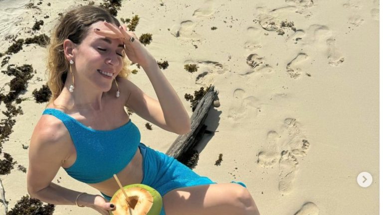 Sinem Kobal soğuktan kaçtı! İşte sahil kenarından tatil pozları