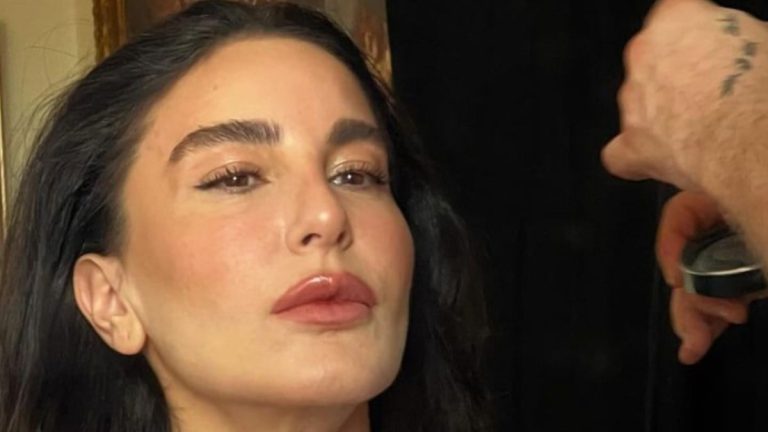 Terzi dizisinin yıldız ismi Ece Sükan bornozuyla poz verdi! Derin bacak dekoltesi olay oldu Terzi dizisinin yıldız ismi Ece Sükan bornozuyla poz verdi! Derin bacak dekoltesi olay oldu