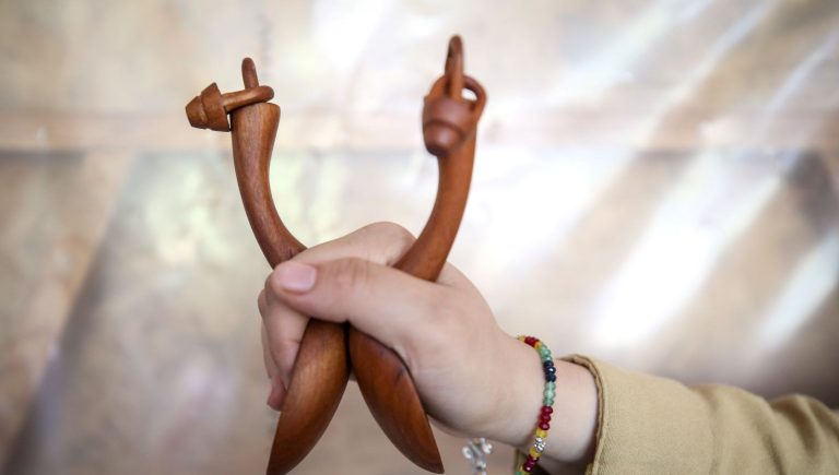 Grafik tasarımcılığı bıraktı, ahşap oymacılığı yapıyor Grafik tasarımcılığı bıraktı, ahşap oymacılığı yapıyor