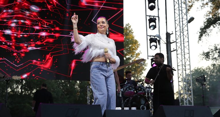 Bengü’ye bu sefer çiçek yağdı Bengü’ye bu sefer çiçek yağdı