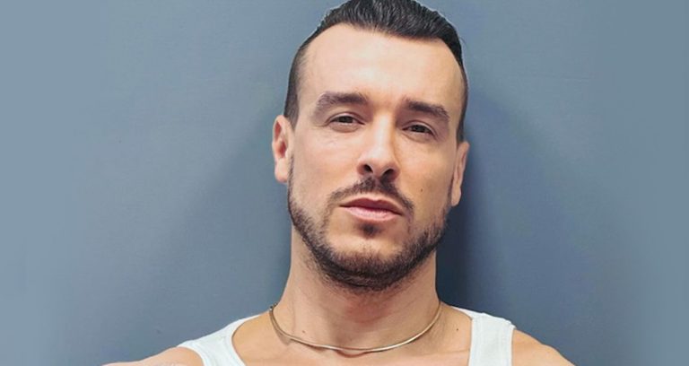 Cem Adrian’a Van konserinde çirkin saldırı Cem Adrian’a Van konserinde çirkin saldırı