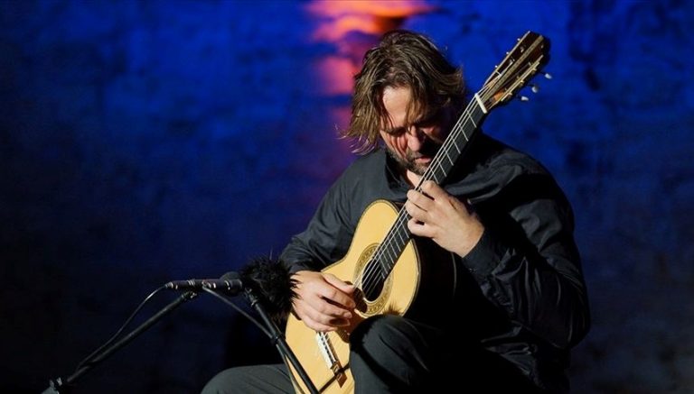 Gitarist Marcin Dylla, Çeşme Kalesi’nde konser verdi Gitarist Marcin Dylla, Çeşme Kalesi’nde konser verdi