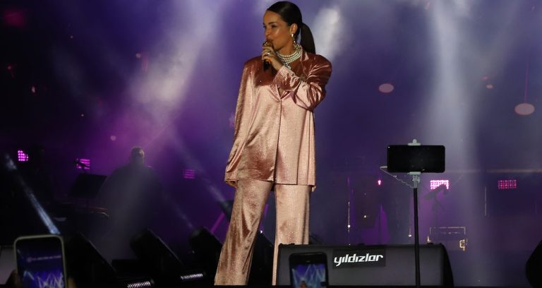 “Ne mutlu Türk’üm diyene” sözlerinden sonra Bengü’ye pet şişeli saldırı “Ne mutlu Türk’üm diyene” sözlerinden sonra Bengü’ye pet şişeli saldırı