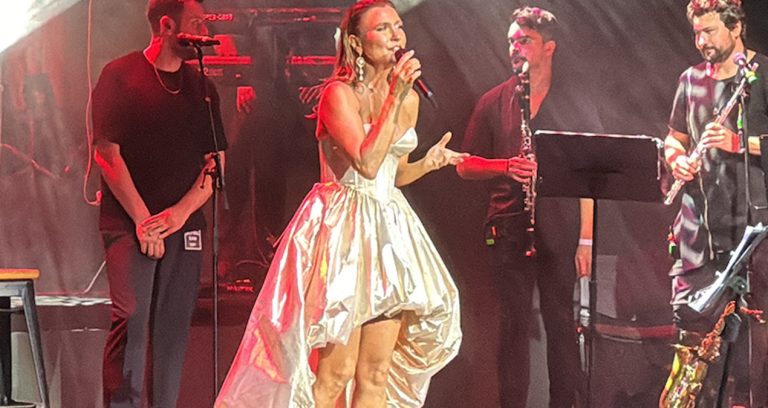 Şevval Sam 30’uncu sanat yılını kutladı Şevval Sam 30’uncu sanat yılını kutladı