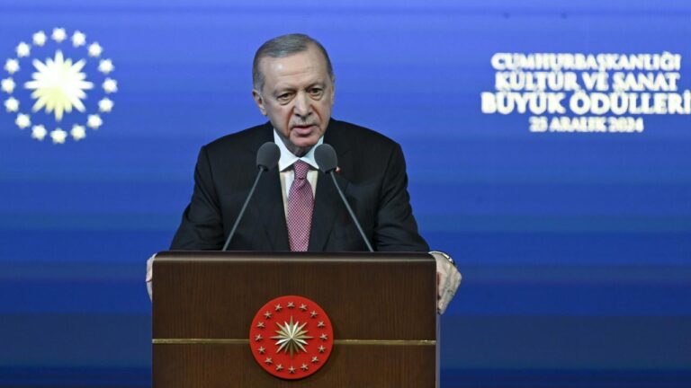 Cumhurbaşkanı Erdoğan: Kültür ve sanat insanlarımıza destek olmaya devam edeceğiz Cumhurbaşkanı Erdoğan: Kültür ve sanat insanlarımıza destek olmaya devam edeceğiz