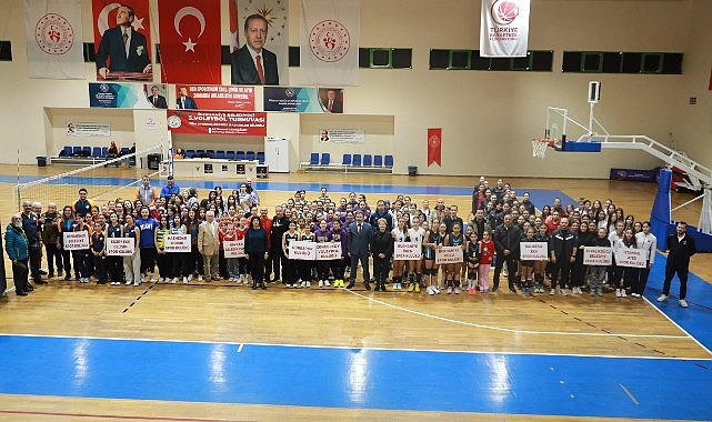Burhaniye’de Voleybol Şöleni Başladı Burhaniye’de Voleybol Şöleni Başladı