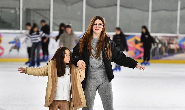 İzmir’in buz pisti yarıyıl tatilinde doldu taştı İzmir’in buz pisti yarıyıl tatilinde doldu taştı