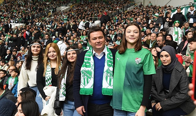 Başkan Aydın, Bursaspor’un maçını öğrencilerle birlikte izledi Başkan Aydın, Bursaspor’un maçını öğrencilerle birlikte izledi