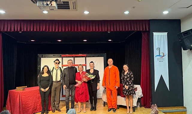 Bayraklı’da tiyatro keyfi “Sırf Cinayet” tiyatro oyunu beğeni kazandı Bayraklı’da tiyatro keyfi “Sırf Cinayet” tiyatro oyunu beğeni kazandı