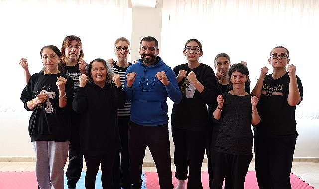 Bayraklılı kadınlar yakın savunma öğreniyor Bayraklılı kadınlar yakın savunma öğreniyor