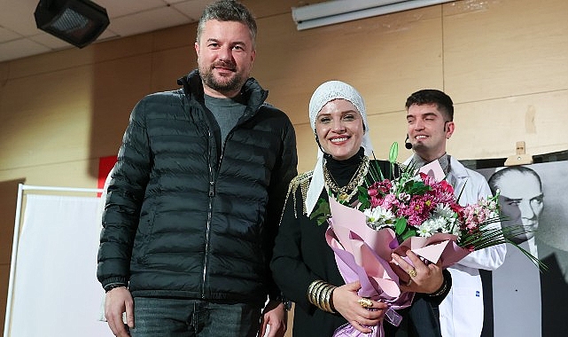 Buca’da sahnelenen Taksiratli Şekibe oyunu izleyenlerden tam not aldı Buca’da sahnelenen Taksiratli Şekibe oyunu izleyenlerden tam not aldı