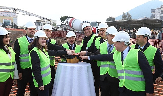 DEÜ’den Sağlıkta Yatırım Atağı: Yeni Diş Hastanesi’nin Temeli Atıldı DEÜ’den Sağlıkta Yatırım Atağı: Yeni Diş Hastanesi’nin Temeli Atıldı