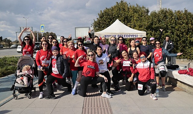 Konak’ta ‘Sevdiğine Koş’ ile her adım sevgiye atıldı Konak’ta ‘Sevdiğine Koş’ ile her adım sevgiye atıldı