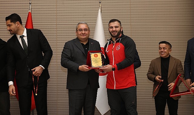 Şampiyon Güreşçiler İçin Ödül Töreni Düzenlendi Şampiyon Güreşçiler İçin Ödül Töreni Düzenlendi
