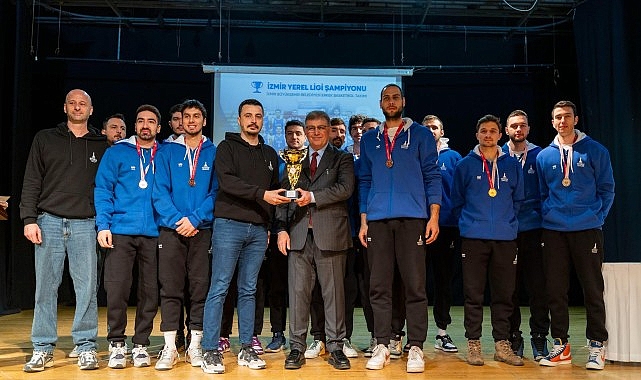 Şampiyonlar kupalarını Başkan Cemil Tugay’a teslim etti Şampiyonlar kupalarını Başkan Cemil Tugay’a teslim etti