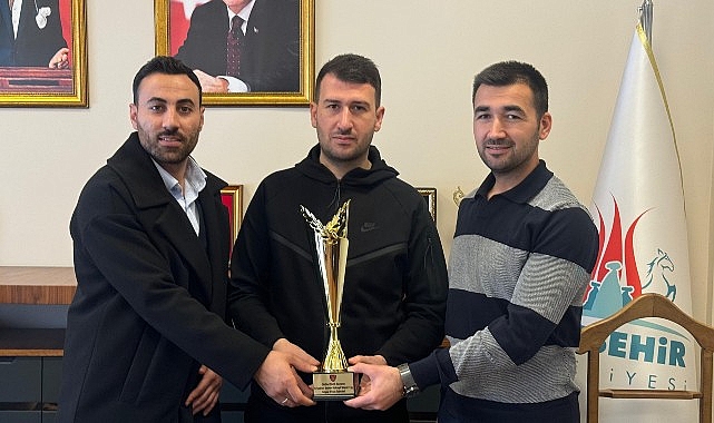 Türkiye İkincilik Kupasını Takdim Ettiler Türkiye İkincilik Kupasını Takdim Ettiler