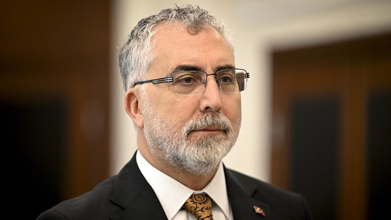 Bakan Işıkhan: İşsizlikle mücadelemizi sürdüreceğiz Bakan Işıkhan: İşsizlikle mücadelemizi sürdüreceğiz