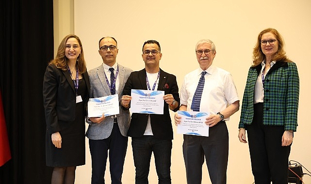 Ege Üniversitesi (EÜ) Tıp Fakültesinde 14 Mart Tıp Bayramı dolayısıyla etkinlik düzenledi. Ege Üniversitesi (EÜ) Tıp Fakültesinde 14 Mart Tıp Bayramı dolayısıyla etkinlik düzenledi.