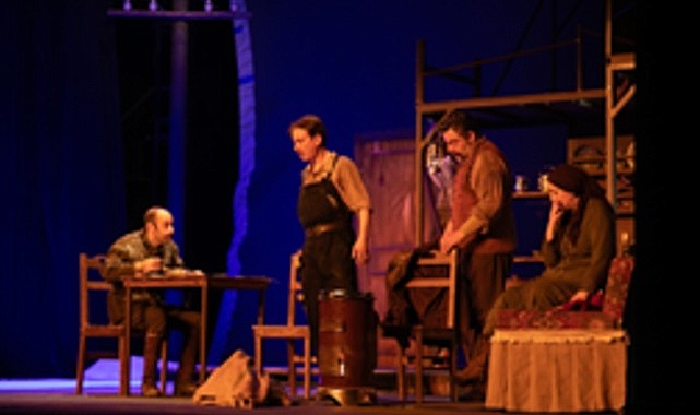 İzmir Şehir Tiyatroları’nın “Yolcu” adlı oyunu Bursa’da sahnelendi İzmir Şehir Tiyatroları’nın “Yolcu” adlı oyunu Bursa’da sahnelendi