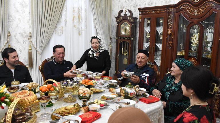 Özbekistan’ın toplu iftar geleneği: Ağız açar Özbekistan’ın toplu iftar geleneği: Ağız açar