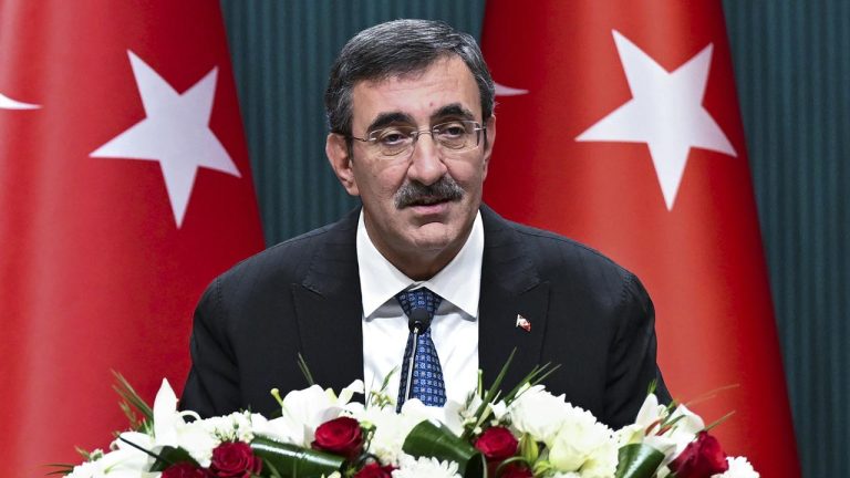 Cevdet Yılmaz: Halkın seçtiğine ‘cunta’ demek, esas itibarıyla halkı ‘cuntacı’ olarak nitelendirmektir Cevdet Yılmaz: Halkın seçtiğine ‘cunta’ demek, esas itibarıyla halkı ‘cuntacı’ olarak nitelendirmektir