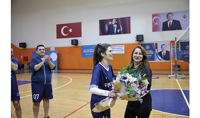 Çeşme Belediyesi Birimler Arası Voleybol Turnuvası coşkuyla tamamlandı Çeşme Belediyesi Birimler Arası Voleybol Turnuvası coşkuyla tamamlandı