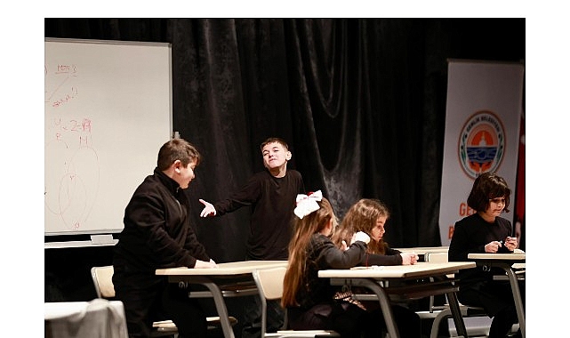 Çocuk Şenlikleri “Okulda Sıradan Bir Gün” Gösterisi İle Başladı Çocuk Şenlikleri “Okulda Sıradan Bir Gün” Gösterisi İle Başladı