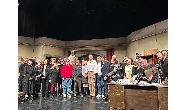 Devlet Tiyatrosu’nun Unutulmaz Oyunu “Profesyonel” Son Kez Sahnedeydi Devlet Tiyatrosu’nun Unutulmaz Oyunu “Profesyonel” Son Kez Sahnedeydi