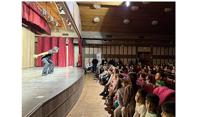 İnegöl’de Tiyatro Festivali Coşkusu Sürüyor İnegöl’de Tiyatro Festivali Coşkusu Sürüyor