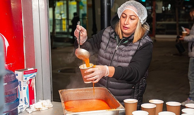 Karşıyaka’da 15 bin kişiye sıcak çorba ikramı Karşıyaka’da 15 bin kişiye sıcak çorba ikramı