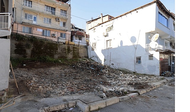 Konak’ta metruk bina yıkımları sürüyor Konak’ta metruk bina yıkımları sürüyor