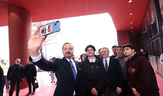 Kürşad Zorlu’dan Alev Alatlı Kütüphanesi’ne övgü Kürşad Zorlu’dan Alev Alatlı Kütüphanesi’ne övgü