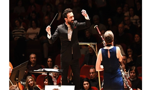 Sophie Dervaux, İzmirli müzikseverleri büyüledi Sophie Dervaux, İzmirli müzikseverleri büyüledi