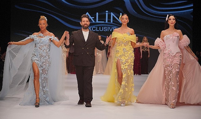 Ünlü mankenlerden net mesaj: ‘Bayrağımız Kırmızı Çizgimizdir’ Ünlü mankenlerden net mesaj: ‘Bayrağımız Kırmızı Çizgimizdir’