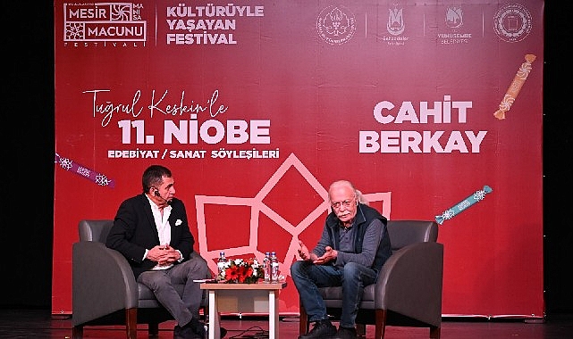 Usta Sanatçı Cahit Berkay Manisalılarla Buluştu Usta Sanatçı Cahit Berkay Manisalılarla Buluştu