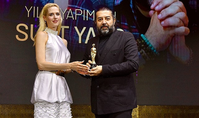 Suat Yanç ‘Yılın En İyi Yapımcısı’ ödülünü aldı Suat Yanç ‘Yılın En İyi Yapımcısı’ ödülünü aldı