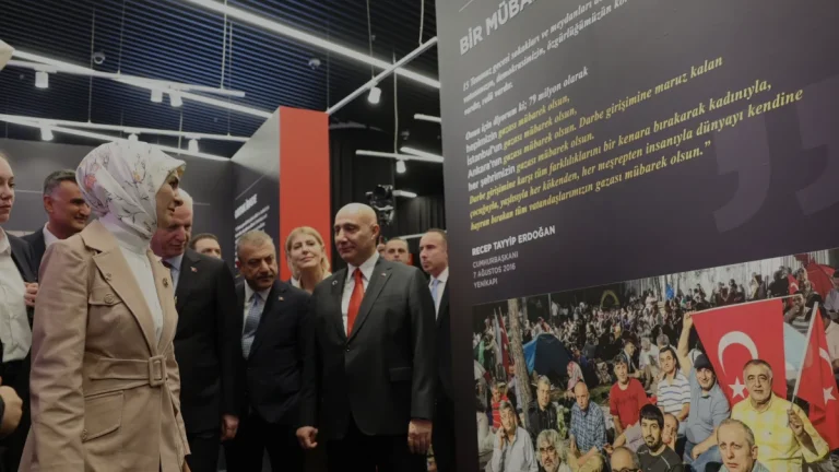 Bakan Göktaş VakıfBank İrade Bizim Zafer Bizim Sergisini Açtı Bakan Göktaş VakıfBank İrade Bizim Zafer Bizim Sergisini Açtı