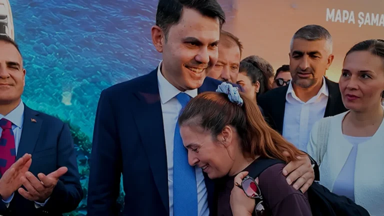 Bakan Murat Kurum Depremzede Vatandaşla Buluştu