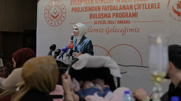 Bakan Göktaş Evlenecek Gençlerin Desteklenmesi Projesi çiftleriyle buluştu