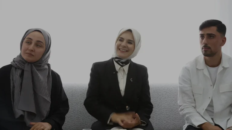 Bakan Göktaş evlilik kredisiyle yuva kuran çifti ziyaret etti