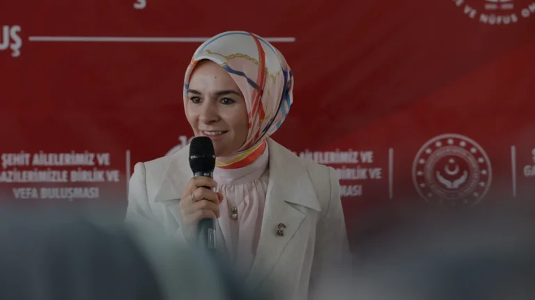 Bakan Göktaş Muşta Şehit Aileleri ve Gazilerle Bir Araya Geldi Bakan Göktaş Muşta Şehit Aileleri ve Gazilerle Bir Araya Geldi